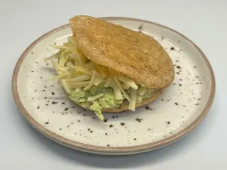 Arepa XL De Chicharrón Y Reina Pepiada (1 Ud.)