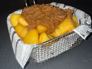 Patatas bravas con salsa Pulled beef