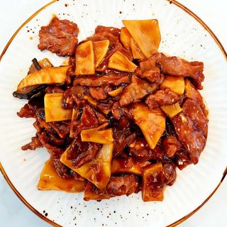 46 Ternera con bambu y setas chinas