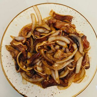 57 Orejas de cerdo salteados con cebollas