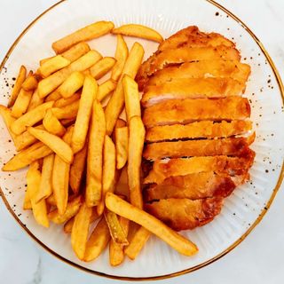 69 Pollo frito troceado con patatas fritas