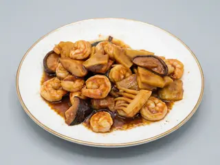 81 Gambas con bambu y setas chinas