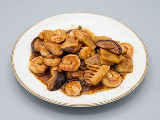 81 Gambas con bambu y setas chinas