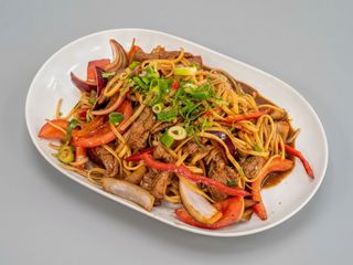 Tallarines salteados