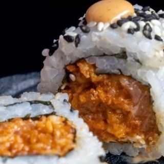 Spicy Salmon Crunch Roll 10 a 12 Pzs.