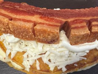 Cachapa cochino frito (torrezno) queso mano