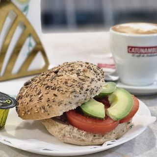 Pan de semillas, aguacate, tomate y tortilla francesa.