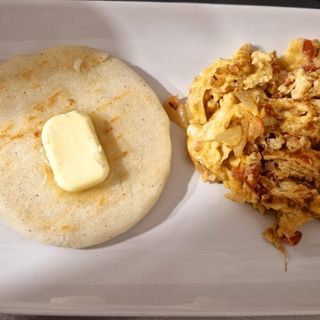 Arepa y huevos pericos