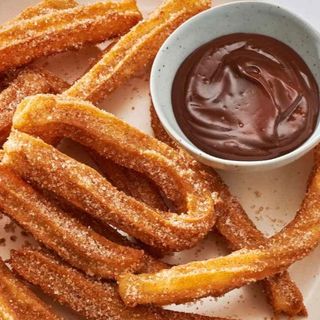Tarrina de churros con chocolate