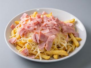 Papas fritas con jamón, queso amarillo y salsas