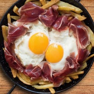 Huevos con Paleta Ibérica y Patata Paja