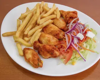 Ración De Alitas De Pollo Con Patatas (6 Uds.)
