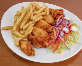 Ración De Alitas De Pollo Con Patatas (6 Uds.)