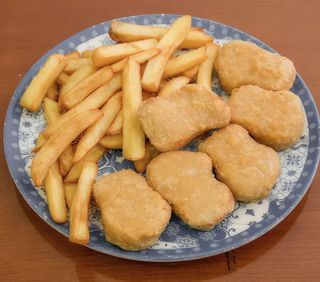 Ración De Nuggets De Pollo Con Patatas (6 Uds.)