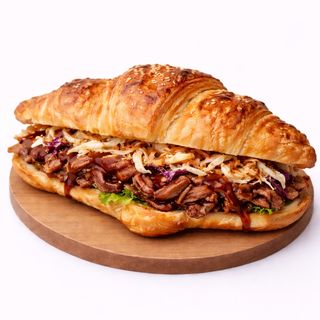 Croissant De Pulled Beef Con Salsa Barbacoa