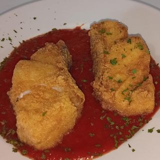 Bacalao frito con fritá de tomate