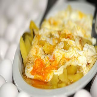 Huevos fritos con patatas (ración)