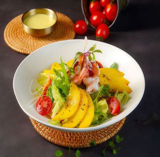 Ensalada De Quinoa Con Mango Y Langostino