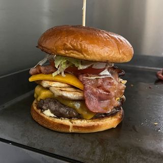 Hamburguesa tripletazo con patatas
