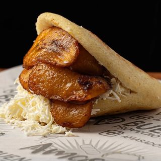 Arepa con tajadas