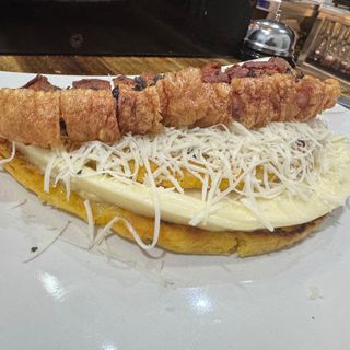 Cachapa con chicharron
