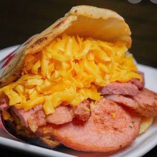Arepa de chuleta ahumada