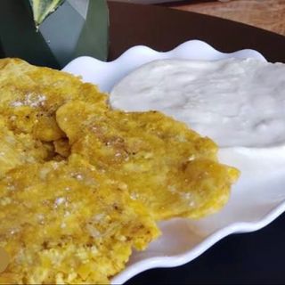 Tostones con queso de mano