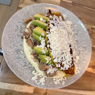 Cachapa con pernil y aguacate