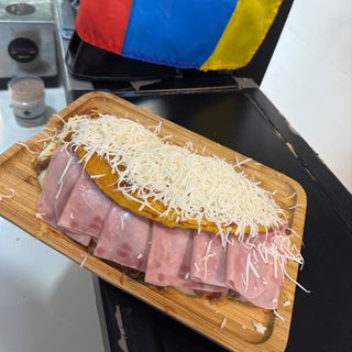 Cachapa con jamón y queso