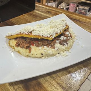 Cachapa con queso de mano y ternera