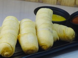 4 Tequeños de Queso Blanco Latino.