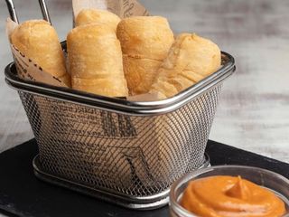 4 Tequeños de Queso Blanco Latino.