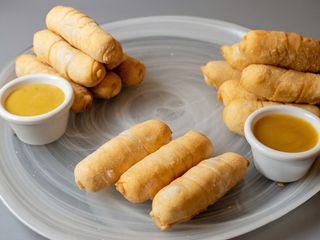 6 Tequeños de Queso Blanco Latino.