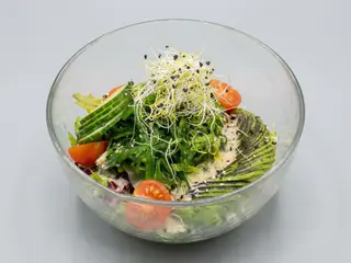 Ensalda wakame aguacate braseado y tomate cherry