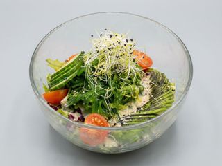 Ensalda wakame aguacate braseado y tomate cherry