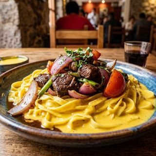 Tallarines a la huancaína con Lomo Saltado