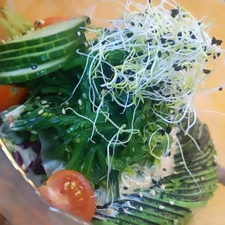 Ensalda wakame aguacate braseado y tomate cherry