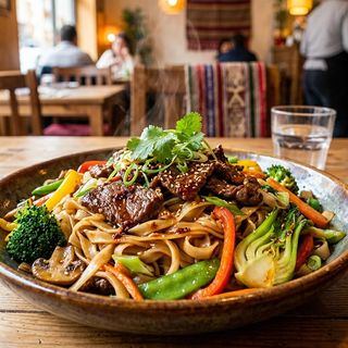 Tallarín de arroz con ternera y verduras