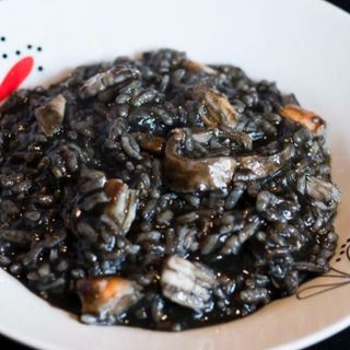 Arroz con marisco en tinta de calamar
