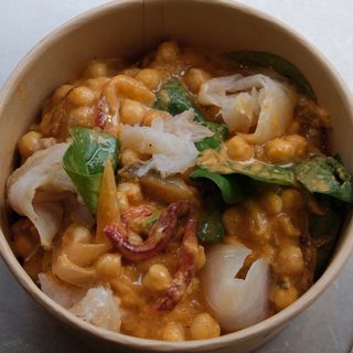 Ensalada de garbanzos con escalivada, aliño de romescu y migas de bacalao