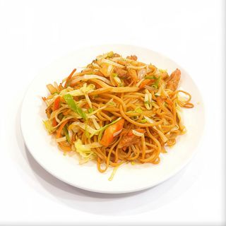 Tallarines fritos con pollo