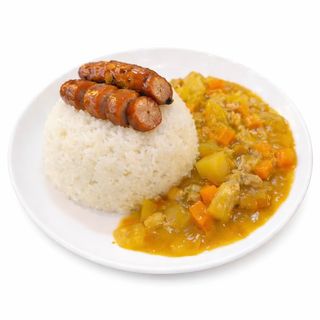 Arroz al curry con salchicha