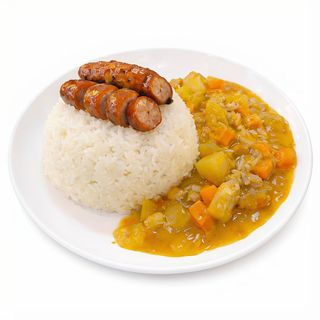 Arroz al curry con salchicha