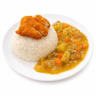 Arroz al curry con pollo rebozado