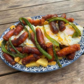 Huevos rotos con secreto y patatas