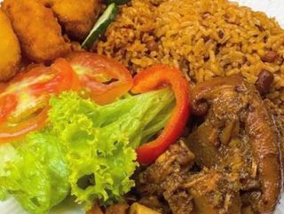 Moro de habichuela roja con costillas de cerdo Guisada y ensalada verde