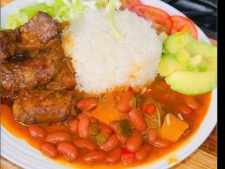 Arroz blanco con costillas de cerdo Guisada ,habichuelas rojas Guisada y ensalada