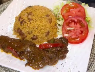 Moro de habichuela roja con ternera Guisada y ensalada verde
