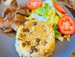 Moro de guandules con ternera Guisada y ensalada verde