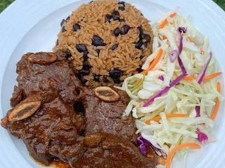 Moro de habichuela negra con ternera Guisada y ensalada verde